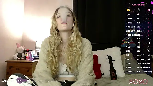 Snapshot of EllieeRose chatting on February 24, 6:15 pm EllieeRose online show from February 24, 6:15 pm