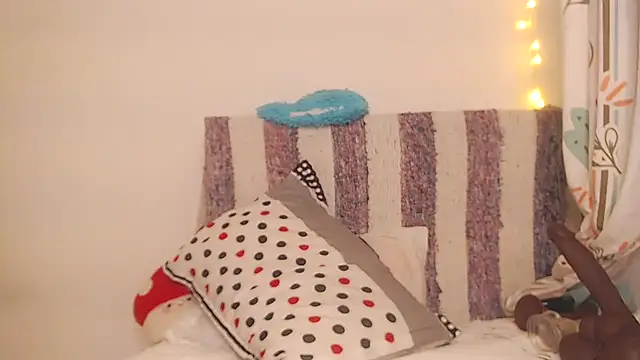 Snapshot of Ahlya chatting on December 15, 1:21 am Ahlya online show from December 15, 1:21 am