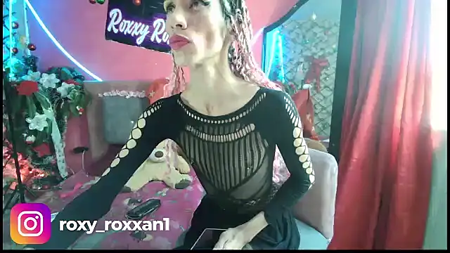Snapshot of roxy_roxxan chatting on December 9, 4:47 pm roxy roxxan online show from December 9, 4:47 pm