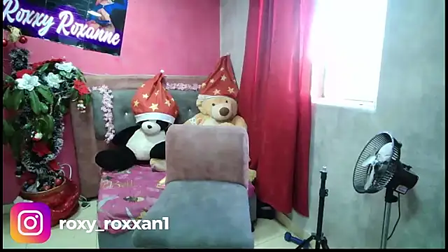 Snapshot of roxy_roxxan chatting on December 12, 2:00 pm roxy roxxan online show from December 12, 2:00 pm