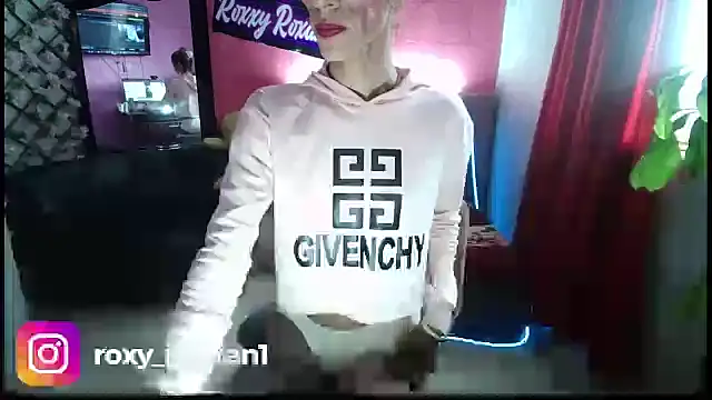 Snapshot of roxy_roxxan chatting on January 4, 10:02 pm roxy roxxan online show from January 4, 10:02 pm