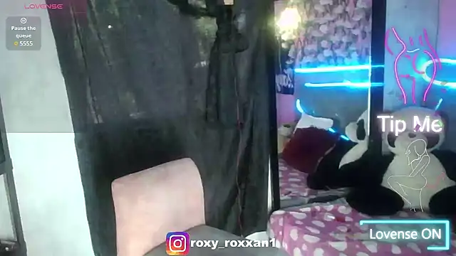 Snapshot of roxy_roxxan chatting on March 15, 1:07 pm roxy roxxan online show from March 15, 1:07 pm
