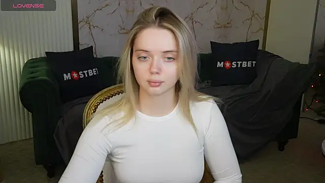 Snapshot of Cassy-Celestial_ chatting on December 15, 11:42 pm Cassy-Celestial online show from December 15, 11:42 pm