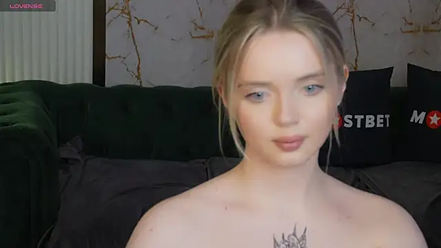 Snapshot of Cassy-Celestial_ chatting on December 19, 12:13 am Cassy-Celestial online show from December 19, 12:13 am