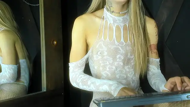 Snapshot of Haileybieberr chatting on February 6, 12:43 am Haileybieberr online show from February 6, 12:43 am