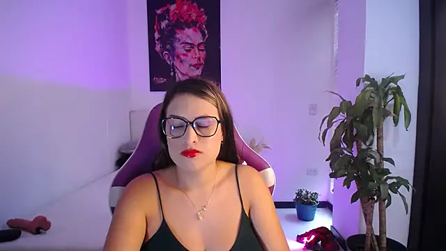 esmeraldaa230 online show from October 30, 7:47 pm