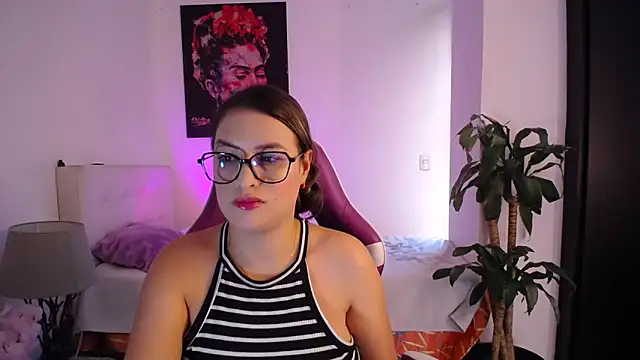 esmeraldaa230 online show from February 18, 7:32 pm