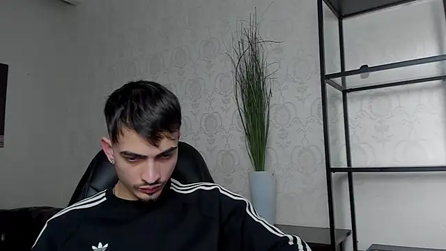 Snapshot of BrandonTate chatting on January 22, 1:00 pm BrandonTate online show from January 22, 1:00 pm