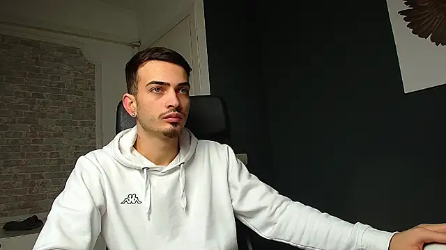 Snapshot of BrandonTate chatting on February 1, 9:43 am BrandonTate online show from February 1, 9:43 am