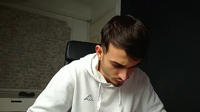 Snapshot of BrandonTate chatting on February 1, 1:20 pm BrandonTate online show from February 1, 1:20 pm