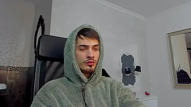 Snapshot of BrandonTate chatting on February 4, 3:47 pm BrandonTate online show from February 4, 3:47 pm