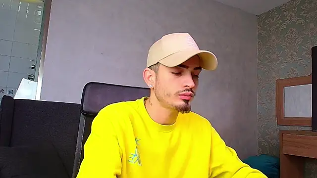 Snapshot of BrandonTate chatting on February 19, 12:33 pm BrandonTate online show from February 19, 12:33 pm