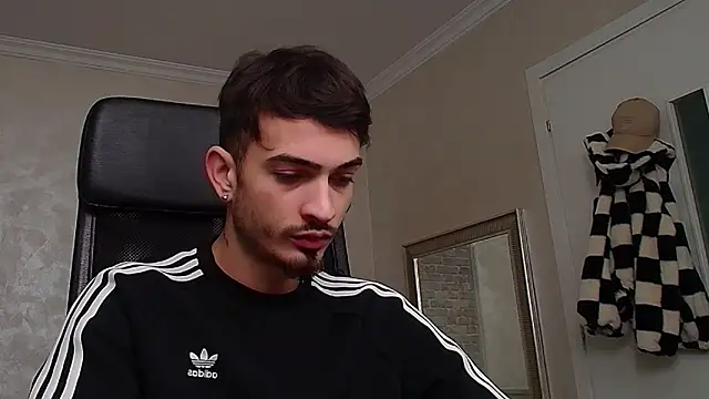 Snapshot of BrandonTate chatting on February 20, 12:15 pm BrandonTate online show from February 20, 12:15 pm