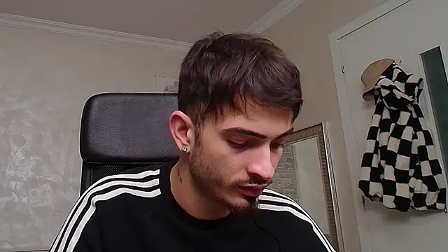 Snapshot of BrandonTate chatting on February 20, 3:52 pm BrandonTate online show from February 20, 3:52 pm