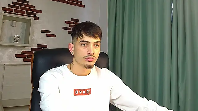 Snapshot of BrandonTate chatting on February 27, 1:17 pm BrandonTate online show from February 27, 1:17 pm