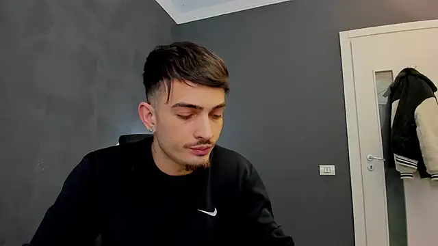 Snapshot of BrandonTate chatting on February 28, 4:20 pm BrandonTate online show from February 28, 4:20 pm