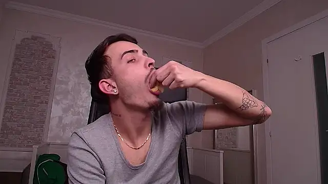 Snapshot of BrandonTate chatting on March 13, 2:55 pm BrandonTate online show from March 13, 2:55 pm