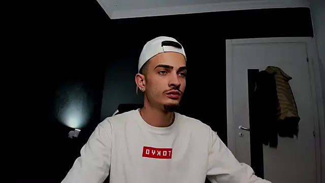 Snapshot of BrandonTate chatting on March 20, 6:20 pm BrandonTate online show from March 20, 6:20 pm