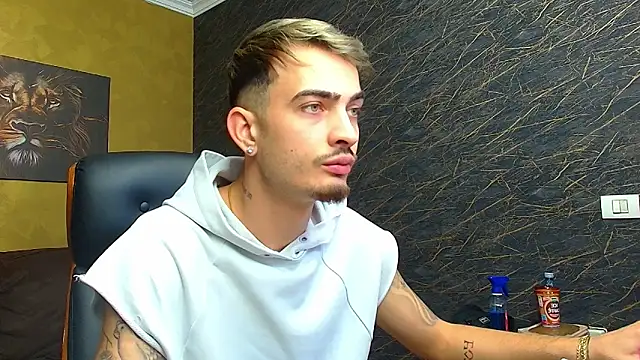 Snapshot of BrandonTate chatting on September 22, 11:01 am BrandonTate online show from September 22, 11:01 am