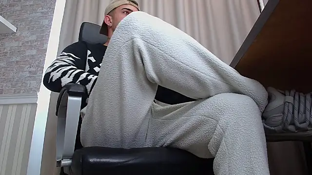 Snapshot of BrandonTate chatting on October 2, 9:05 am BrandonTate online show from October 2, 9:05 am