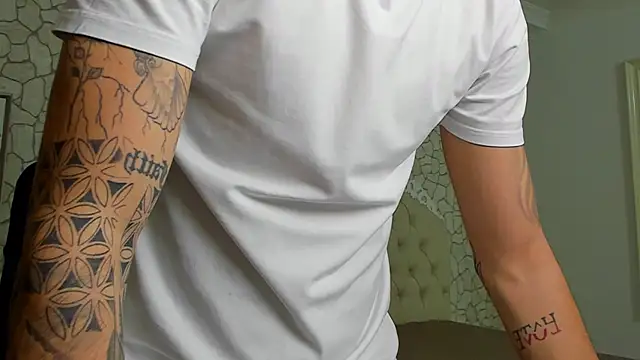 Snapshot of BrandonTate chatting on October 25, 10:56 am BrandonTate online show from October 25, 10:56 am