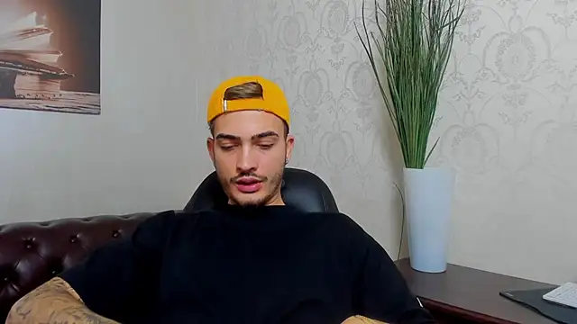 Snapshot of BrandonTate chatting on November 6, 10:38 am BrandonTate online show from November 6, 10:38 am