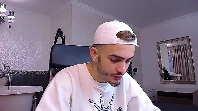 Snapshot of BrandonTate chatting on November 13, 5:39 am BrandonTate online show from November 13, 5:39 am