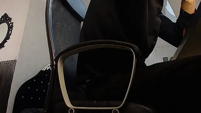 Snapshot of BrandonTate chatting on December 4, 10:35 am BrandonTate online show from December 4, 10:35 am