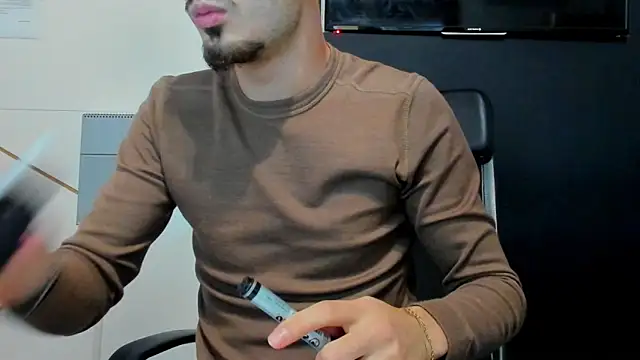 Snapshot of BrandonTate chatting on December 18, 12:11 pm BrandonTate online show from December 18, 12:11 pm