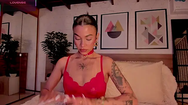 LunaRuso online show from June 6, 8:02 pm