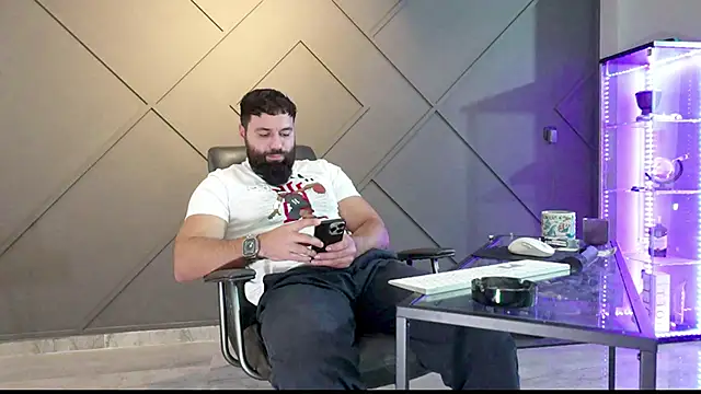 Snapshot of mattmasterss chatting on December 9, 1:24 pm mattmasterss online show from December 9, 1:24 pm