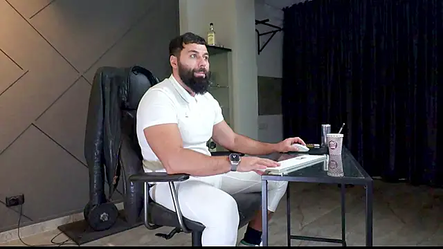Snapshot of mattmasterss chatting on January 4, 5:37 am mattmasterss online show from January 4, 5:37 am