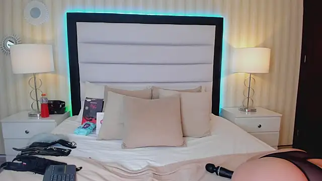 Valeriasaenzz  online show from December 16, 7:32 pm