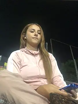 Valeriasaenzz  online show from March 18, 1:32 am