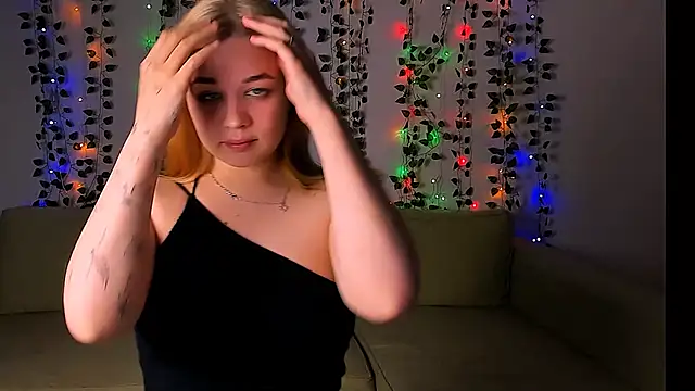 Snapshot of AlicePopsy chatting on February 4, 10:10 am AlicePopsy online show from February 4, 10:10 am