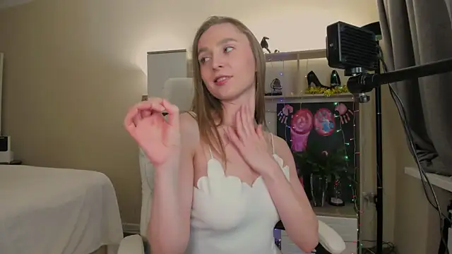 CharlotteWells online show from January 3, 2:30 pm