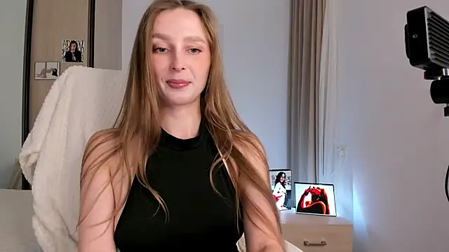 CharlotteWells online show from November 11, 3:01 pm