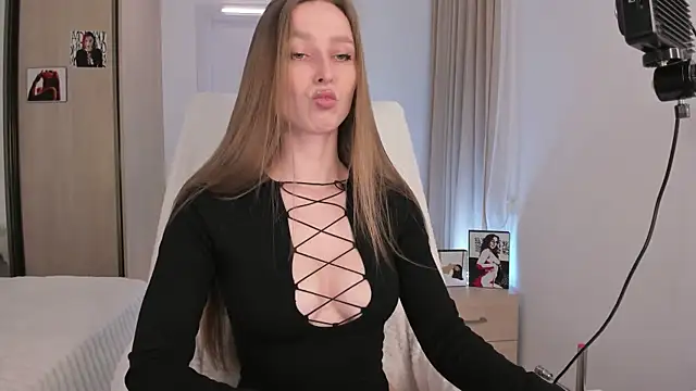 CharlotteWells online show from December 20, 5:53 pm