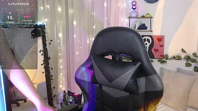 mily thomson b  online show from November 27, 7:49 pm