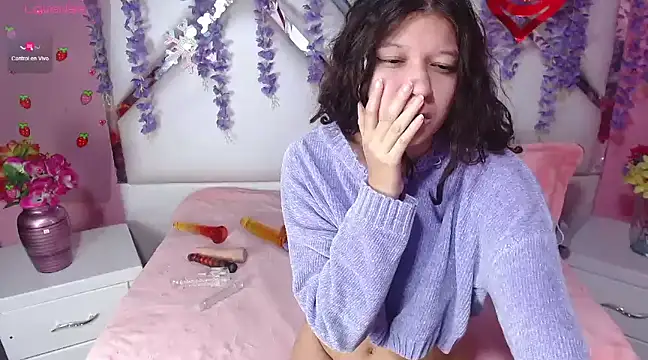 Snapshot of Perla_Skinnyy chatting on February 22, 5:44 am Perla Skinnyy online show from February 22, 5:44 am