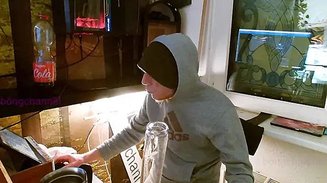 Snapshot of BongChannel chatting on January 2, 8:49 am BongChannel online show from January 2, 8:49 am