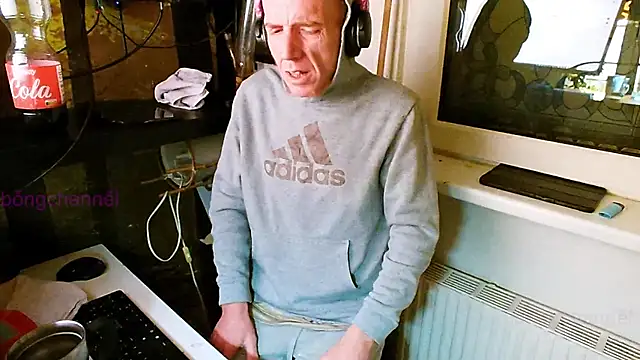 Snapshot of BongChannel chatting on January 2, 6:01 pm BongChannel online show from January 2, 6:01 pm