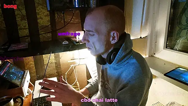 Snapshot of BongChannel chatting on January 3, 12:11 am BongChannel online show from January 3, 12:11 am