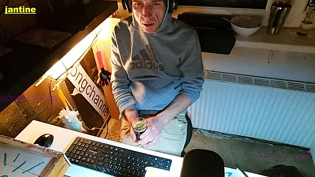 Snapshot of BongChannel chatting on January 4, 11:17 pm BongChannel online show from January 4, 11:17 pm