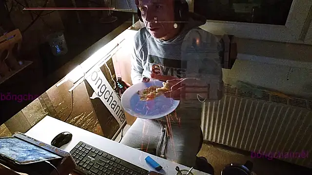 Snapshot of BongChannel chatting on January 8, 2:14 am BongChannel online show from January 8, 2:14 am