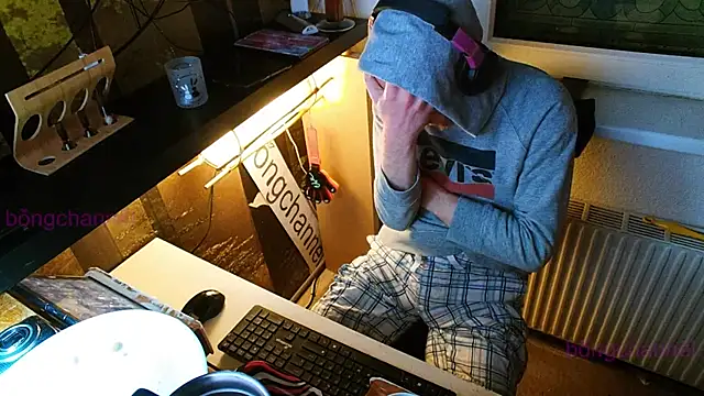 Snapshot of BongChannel chatting on January 8, 5:16 am BongChannel online show from January 8, 5:16 am