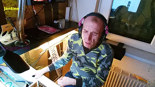 Snapshot of BongChannel chatting on January 9, 3:26 am BongChannel online show from January 9, 3:26 am