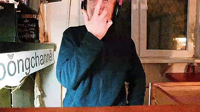 Snapshot of BongChannel chatting on January 26, 12:26 am BongChannel online show from January 26, 12:26 am