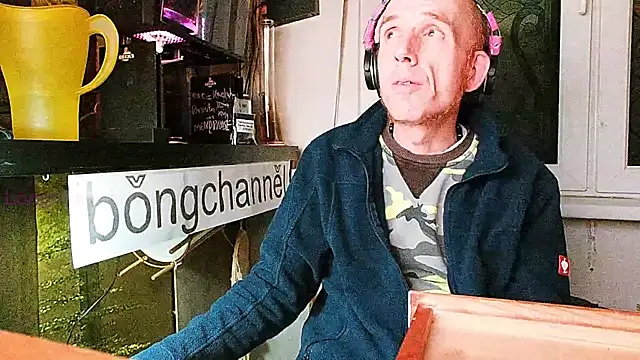 Snapshot of BongChannel chatting on January 26, 3:27 am BongChannel online show from January 26, 3:27 am