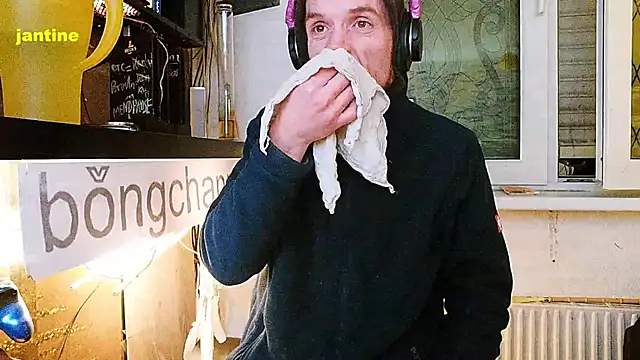 Snapshot of BongChannel chatting on February 14, 1:02 am BongChannel online show from February 14, 1:02 am